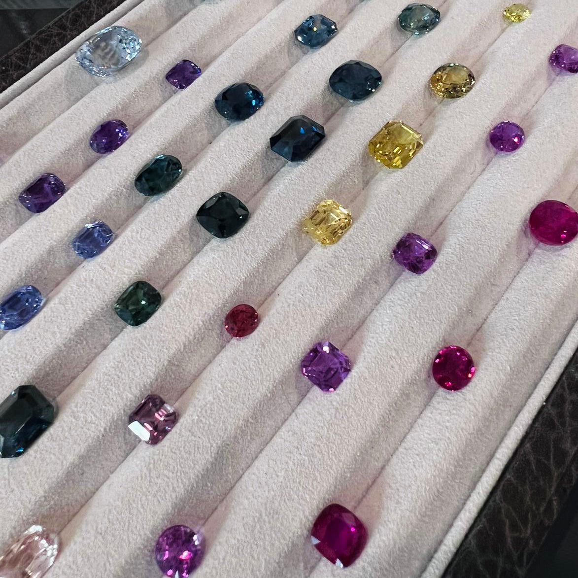 Ce qu'il faut savoir pour bien choisir sa bague de fiançailles sertie d’une pierre de couleur.